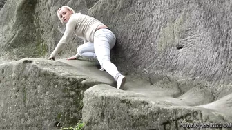 Naomi - Pissing on the rock (022)
