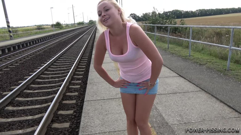 Naomi - Pissing on the tracks (012)