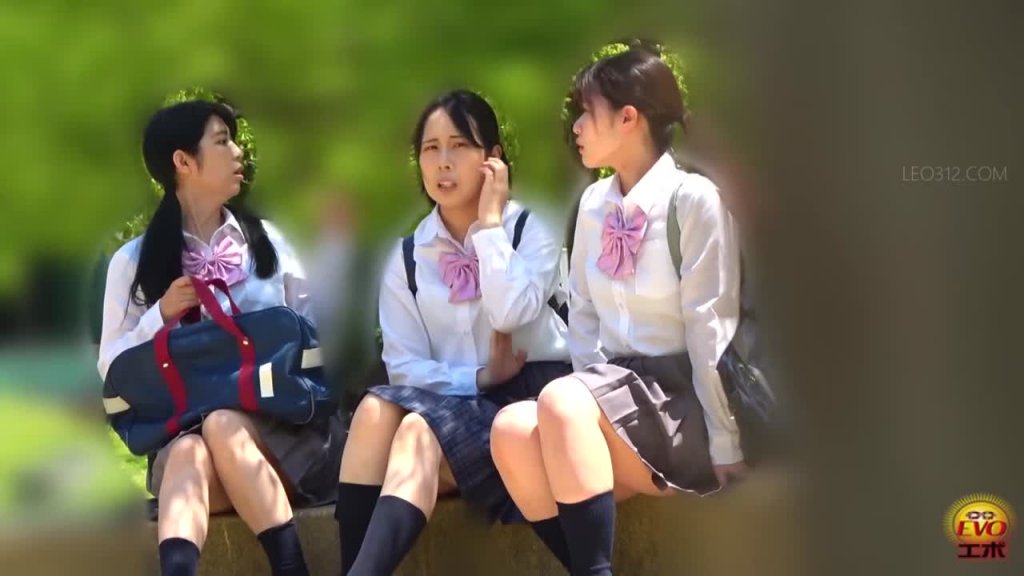 EE-687 01 Hidden footage: friendship collapse over the toilet! Schoolgirls big fight for the turn to pee