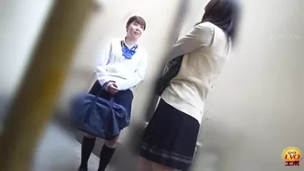 EE-687 05 Hidden footage: friendship collapse over the toilet! Schoolgirls big fight for the turn to pee