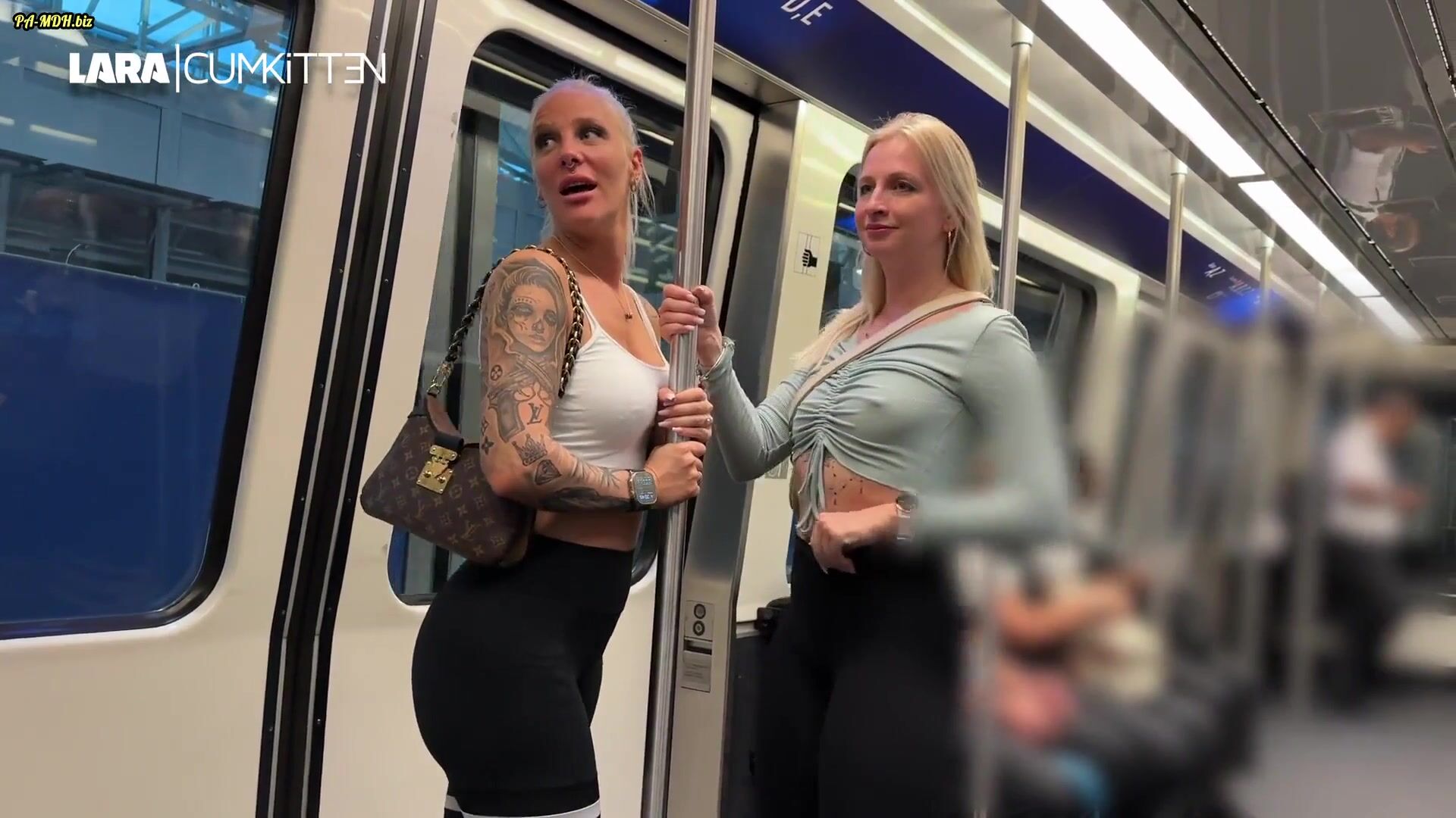 Lara-CumKitten - PUBLIC PISS im Airport - Wir mussen beide SOO NoTIG |  VidsRIP