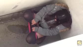 PM172 02 Peeing girls reaction on hidden camera. Outdoor urination peeping