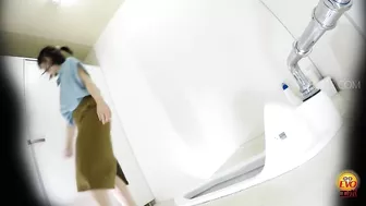 EE-334 03 Japanese style toilet voyeur: female urine laser beams striking inside of the toilet tank! VOL 4